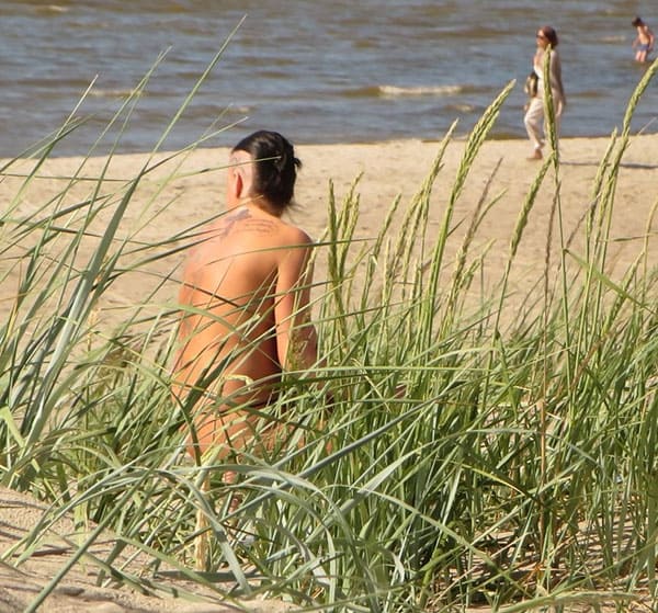 Подглядывание на пляже за сисястой нудисткой с тату 5 фото