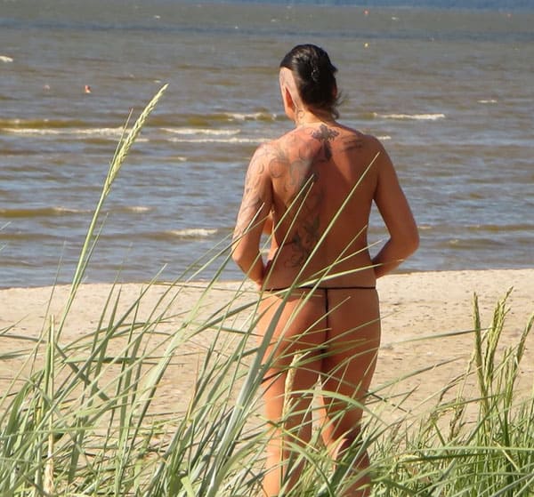Подглядывание на пляже за сисястой нудисткой с тату 7 фото