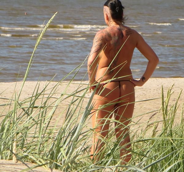 Подглядывание на пляже за сисястой нудисткой с тату 9 фото