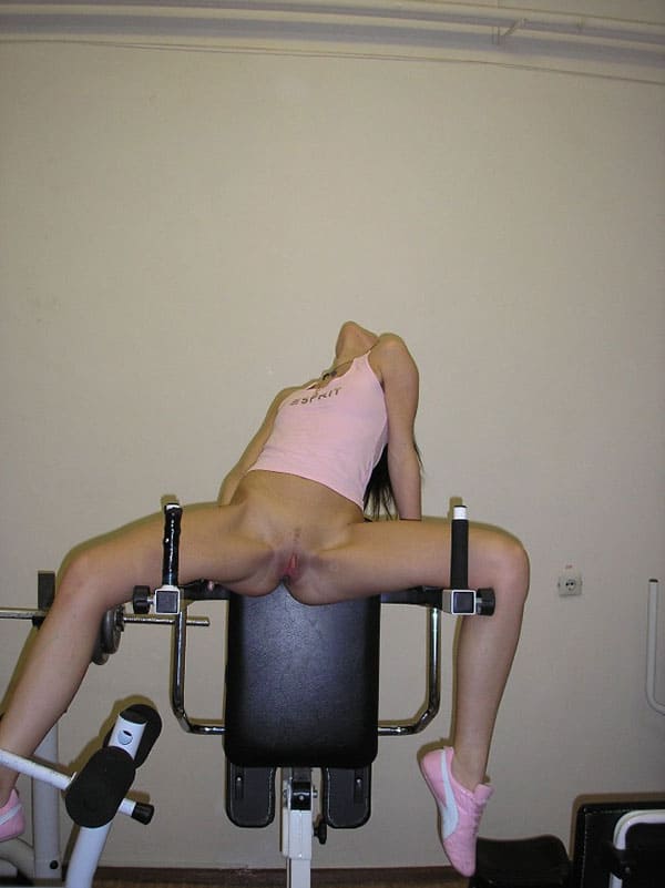 Русская девушка тренируется в спортзале голая 13 фото