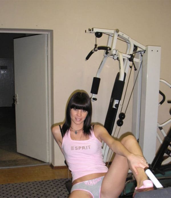 Русская девушка тренируется в спортзале голая 3 фото