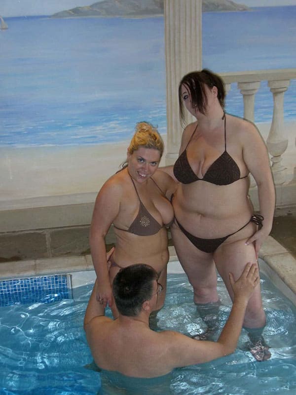 Толстые подруги сосут член в бассейне 5 фото