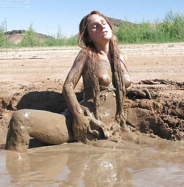 Голые девушки в грязи подборка 19 фото