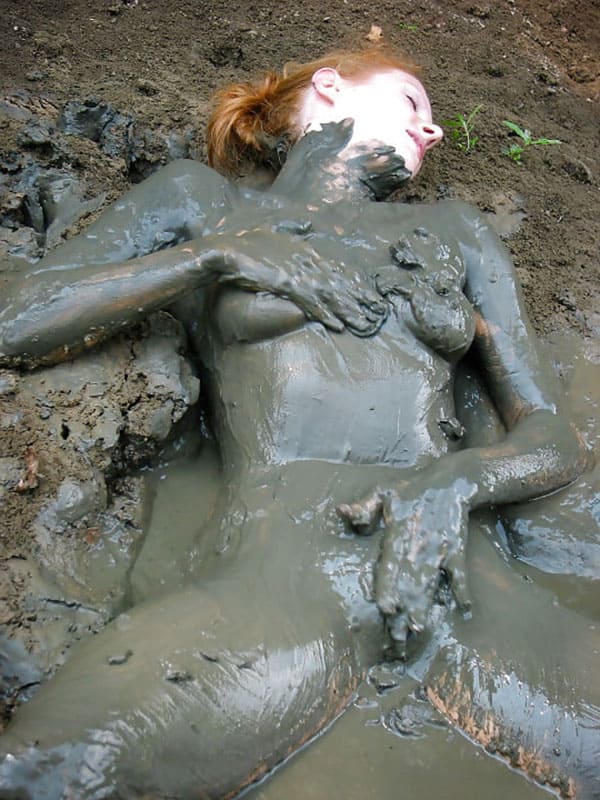 Голые девушки в грязи подборка 5 фото