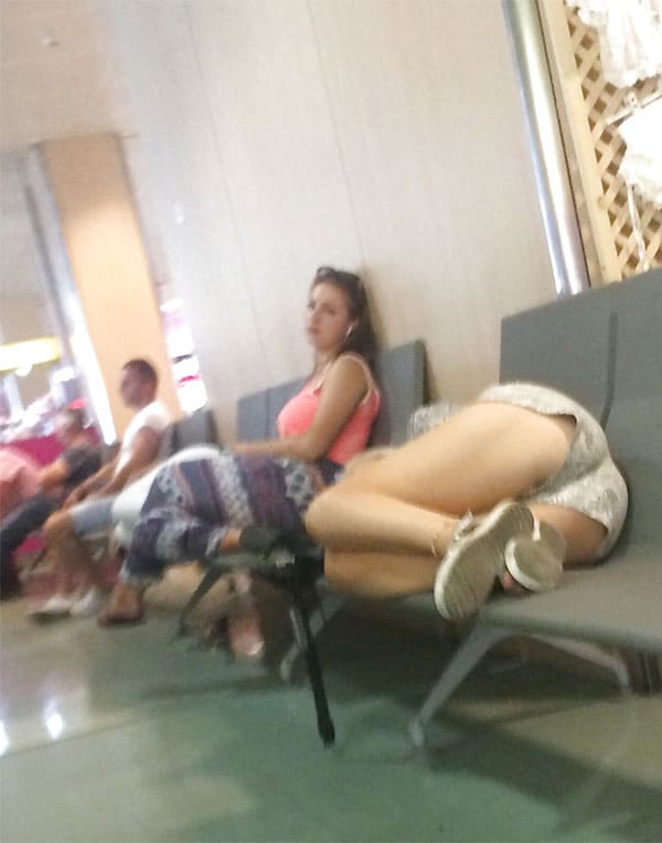 Голые девушки в аэропорту 14 фото