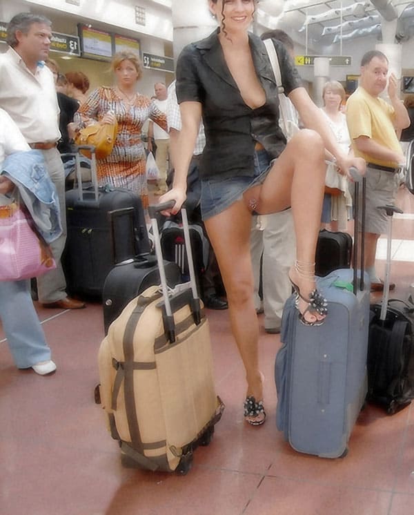 Голые девушки в аэропорту 19 фото