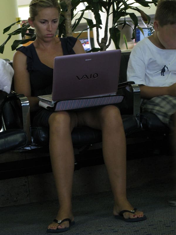 Голые девушки в аэропорту 25 фото