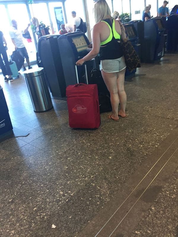 Голые девушки в аэропорту 31 фото