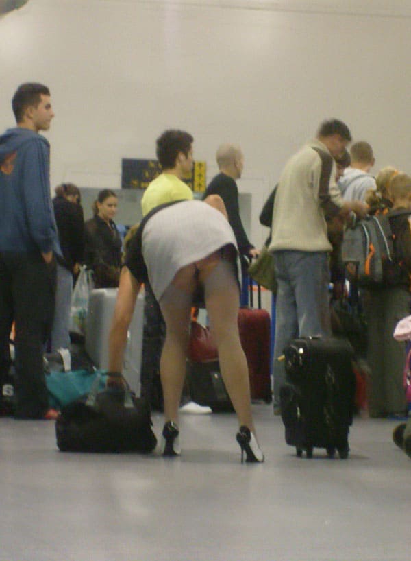 Голые девушки в аэропорту 32 фото