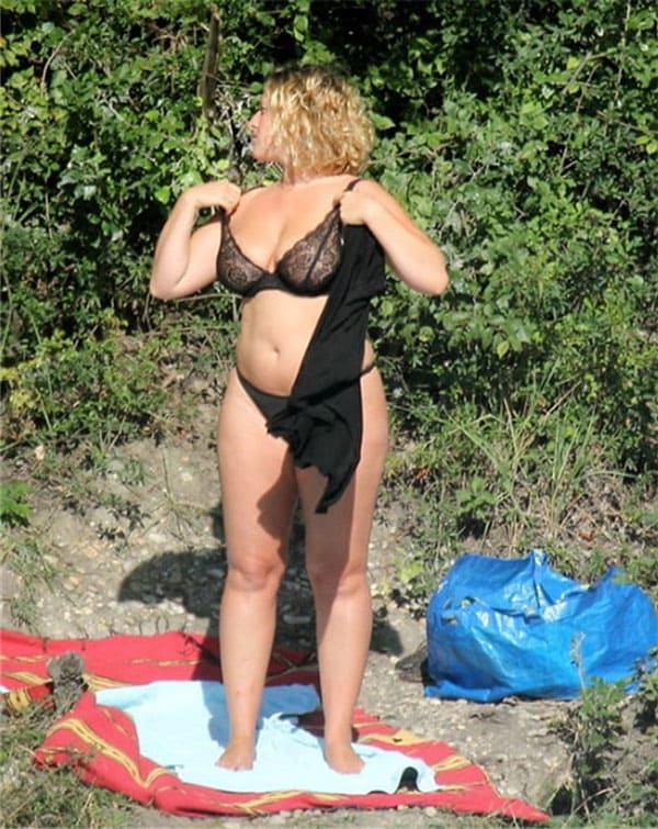 Женщина раздевается на пляже догола подсмотренное 2 фото