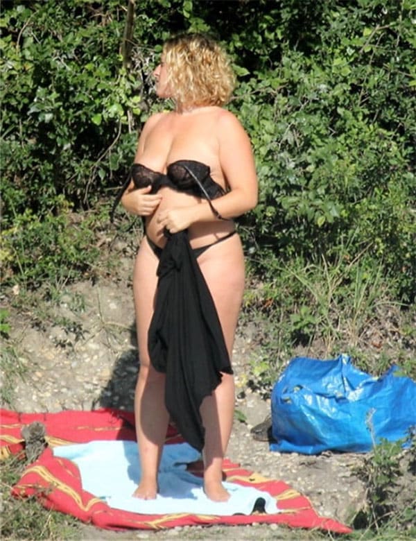Женщина раздевается на пляже догола подсмотренное 3 фото