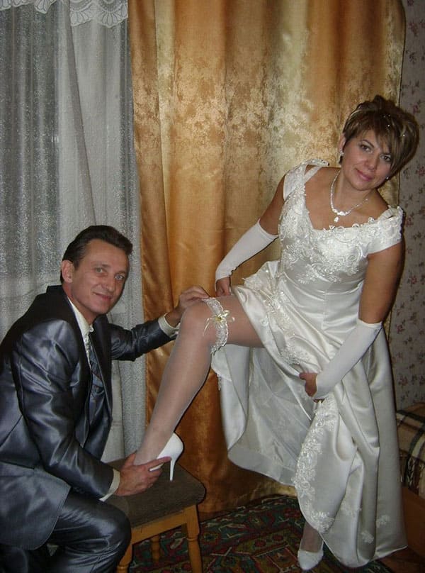 Русская невеста позирует перед мужем 1 фото