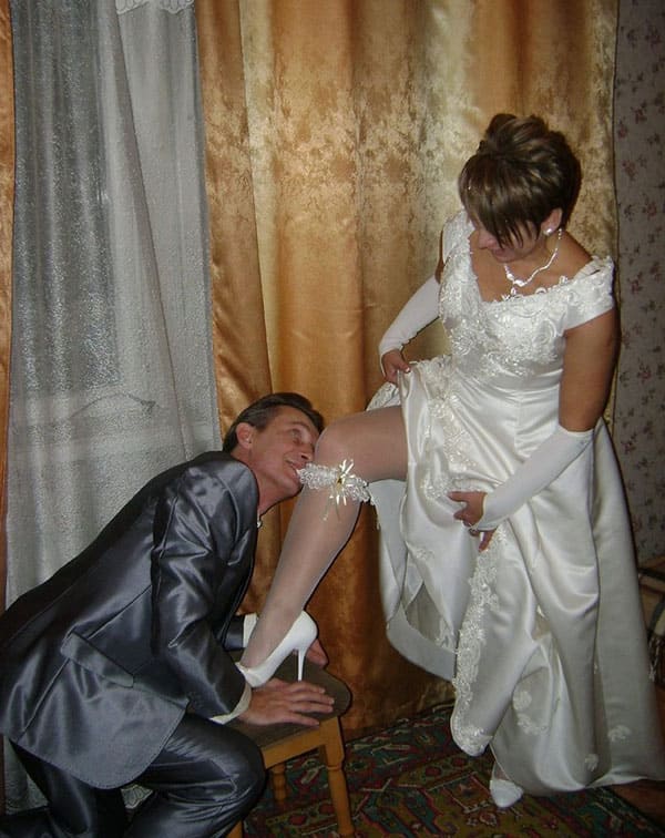 Русская невеста позирует перед мужем 3 фото