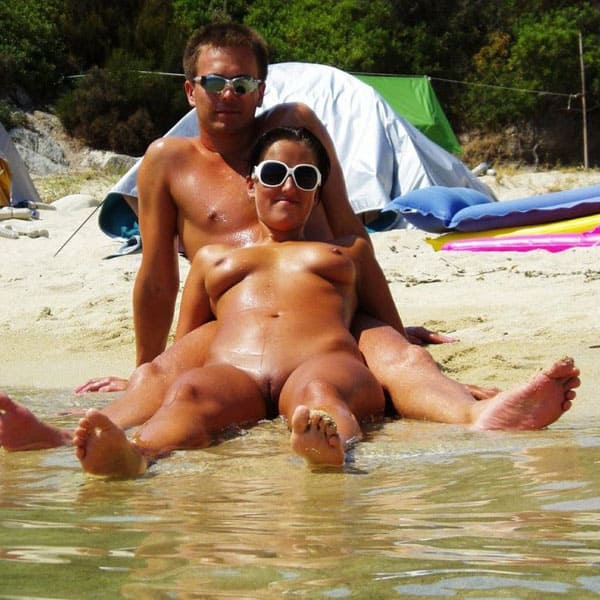Семейная пара нудистов на пляже Хорватии 17 фото