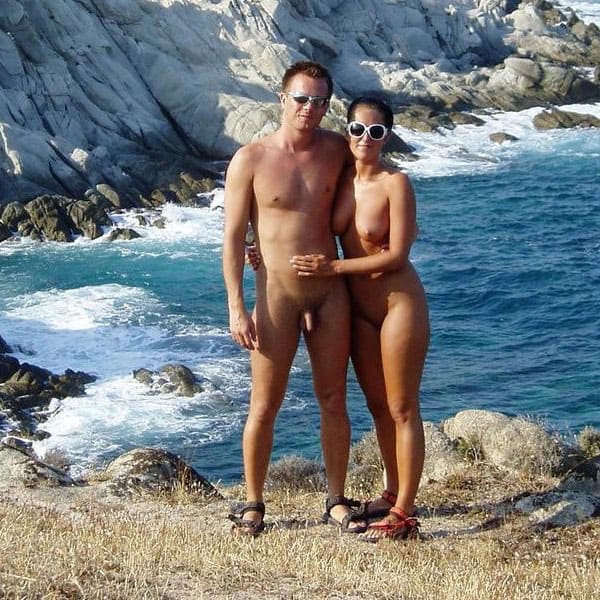 Семейная пара нудистов на пляже Хорватии 8 фото