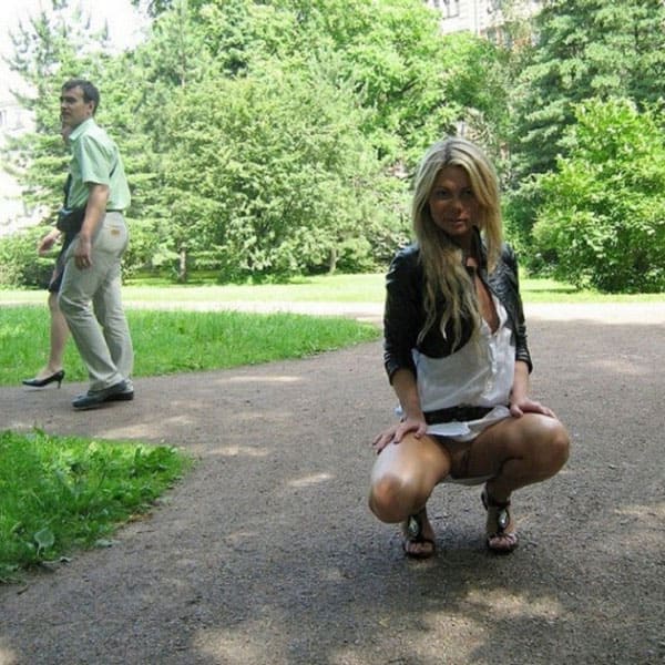 Пьяная подружка невесты позирует в парке без трусов 2 фото