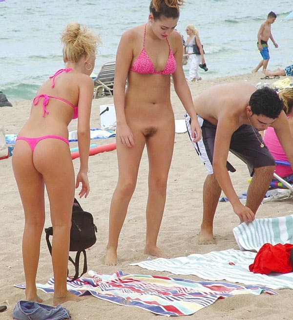 Подруги на пляже в розовых купальниках с волосатой шмонькой