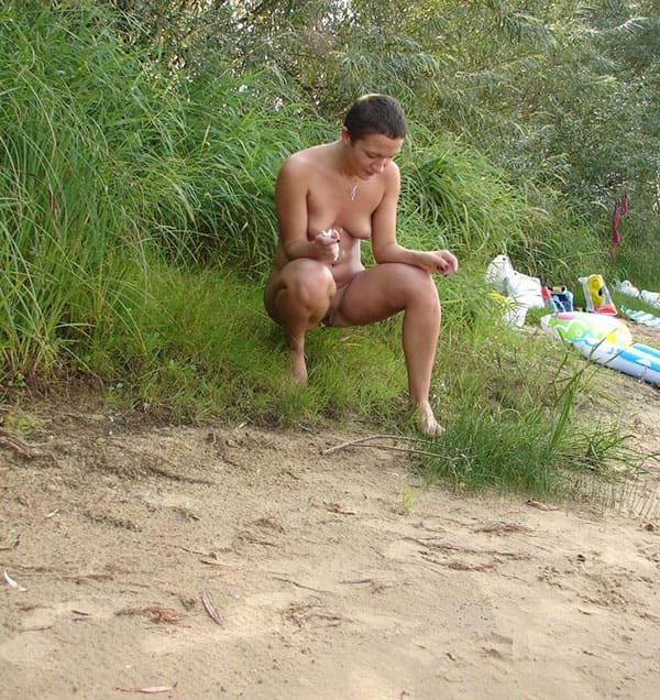 Девушка писает на нудистском пляже 4 фото