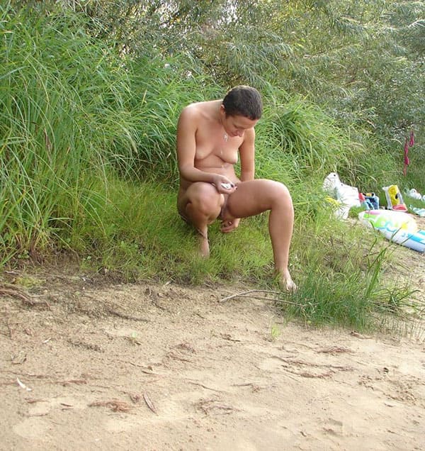 Девушка писает на нудистском пляже 5 фото