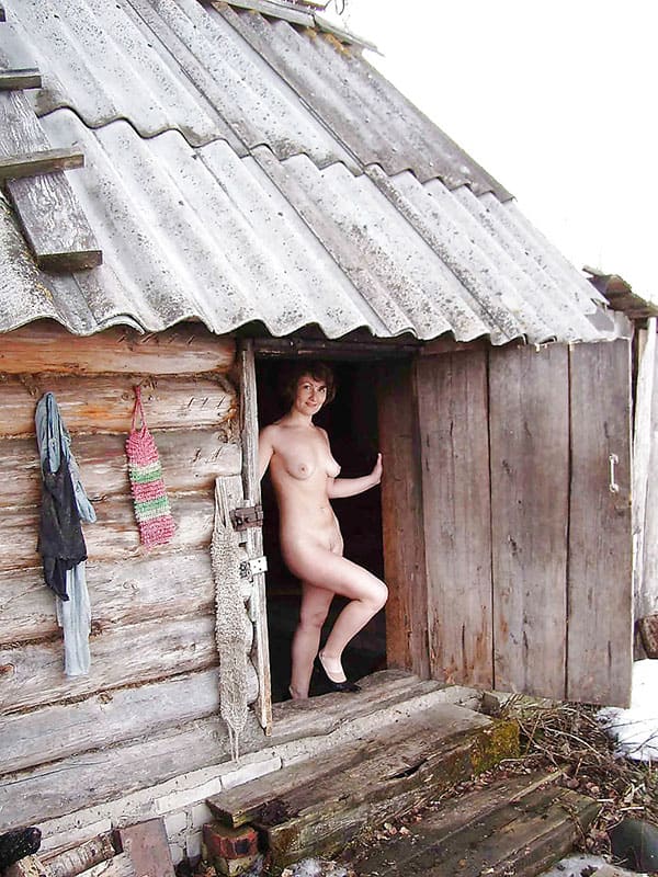 Голая жинка из украинской деревни 1 фото