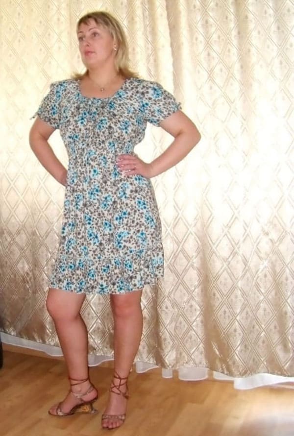 Обычная русская домохозяйка в платье и без 1 фото