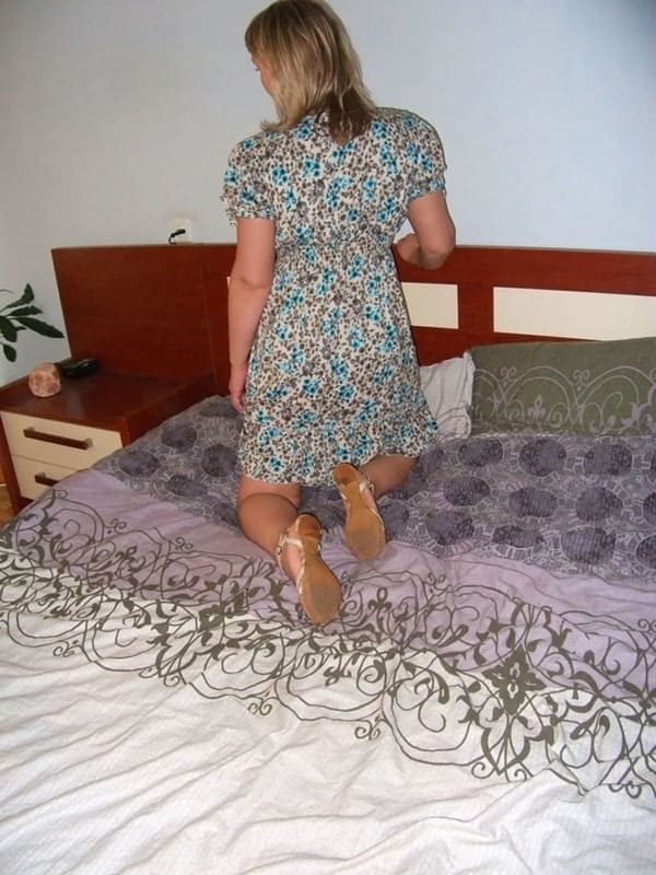 Обычная русская домохозяйка в платье и без 14 фото