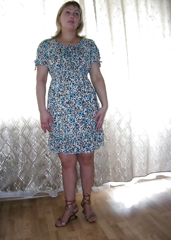 Обычная русская домохозяйка в платье и без 2 фото