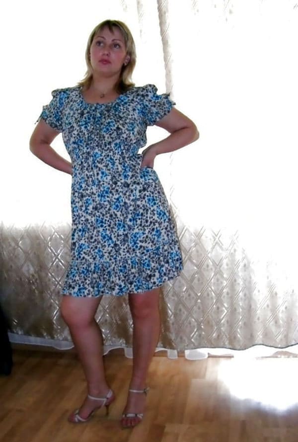 Обычная русская домохозяйка в платье и без 3 фото
