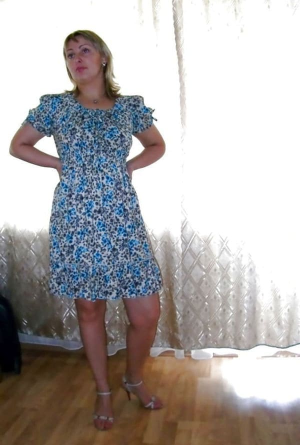 Обычная русская домохозяйка в платье и без 4 фото