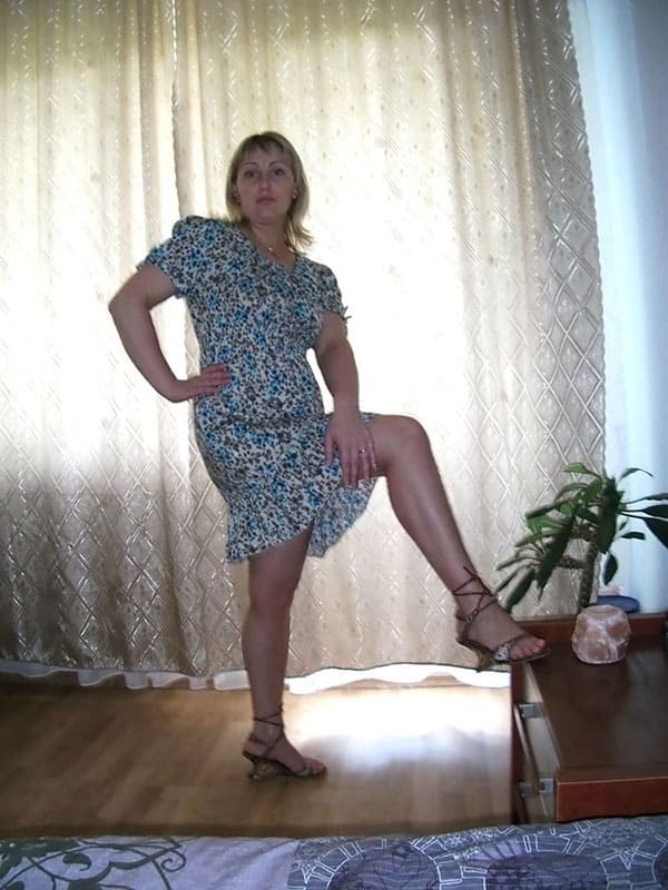 Обычная русская домохозяйка в платье и без 5 фото