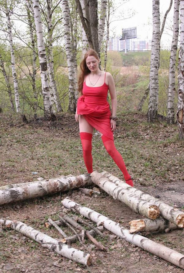 Ольга писает в лесу среди берез 1 фото