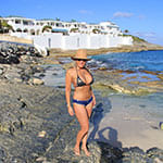 Взрослая женщина сняла трусики посреди пляжа
