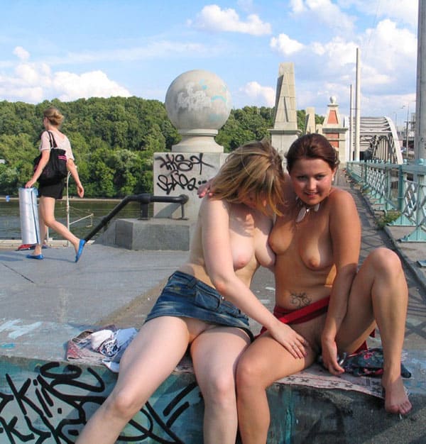 Две русские лесбиянки занимаются сексом в центре города 102 фото