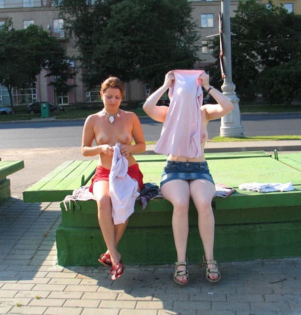 Две русские лесбиянки занимаются сексом в центре города 109 фото