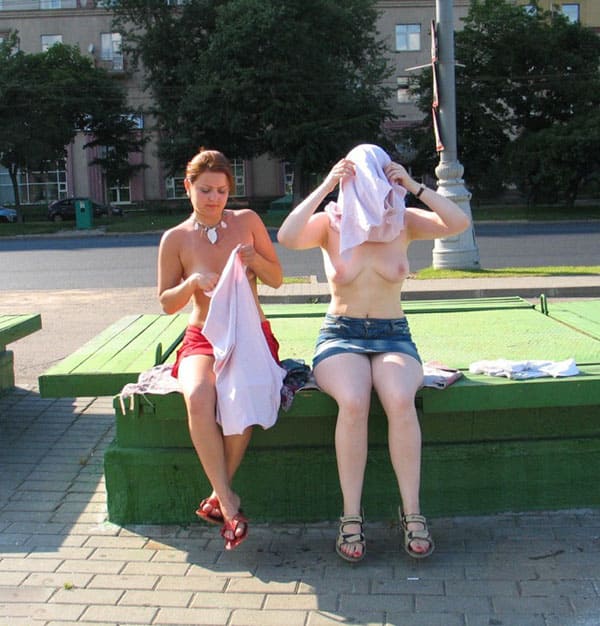 Две русские лесбиянки занимаются сексом в центре города 110 фото