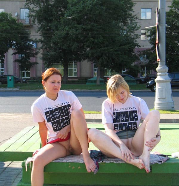 Две русские лесбиянки занимаются сексом в центре города 111 фото