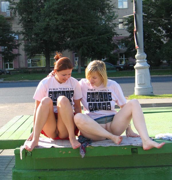 Две русские лесбиянки занимаются сексом в центре города 114 фото