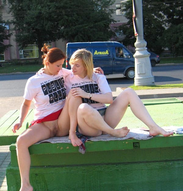 Две русские лесбиянки занимаются сексом в центре города 115 фото