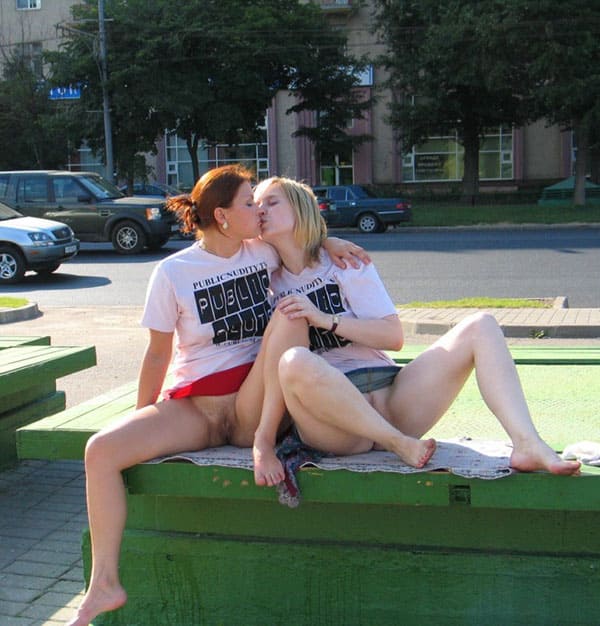 Две русские лесбиянки занимаются сексом в центре города 116 фото