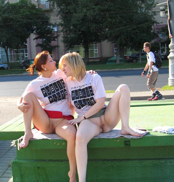 Две русские лесбиянки занимаются сексом в центре города 118 фото