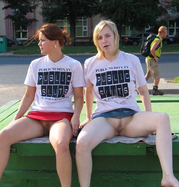 Две русские лесбиянки занимаются сексом в центре города 121 фото