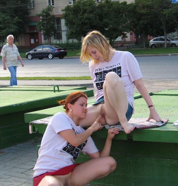 Две русские лесбиянки занимаются сексом в центре города 122 фото