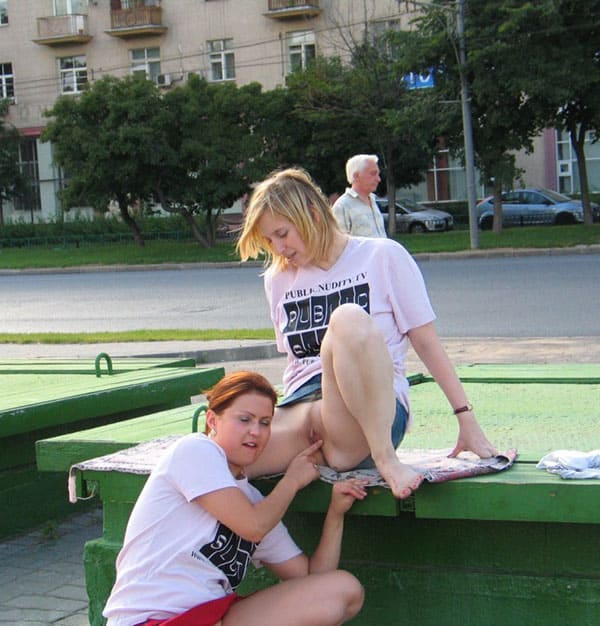 Две русские лесбиянки занимаются сексом в центре города 124 фото