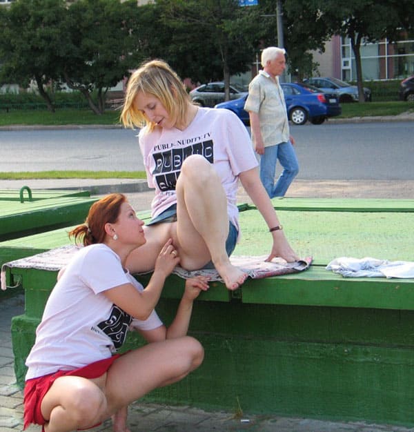 Две русские лесбиянки занимаются сексом в центре города 125 фото