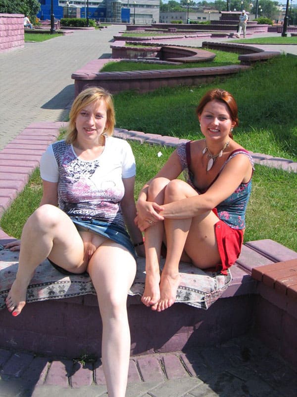 Две русские лесбиянки занимаются сексом в центре города 51 фото