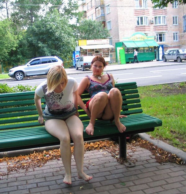 Две русские лесбиянки занимаются сексом в центре города 54 фото