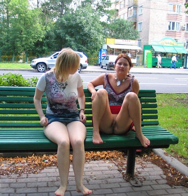 Две русские лесбиянки занимаются сексом в центре города 58 фото