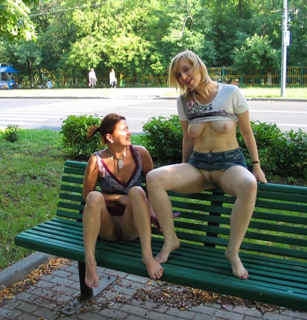 Две русские лесбиянки занимаются сексом в центре города 79 фото