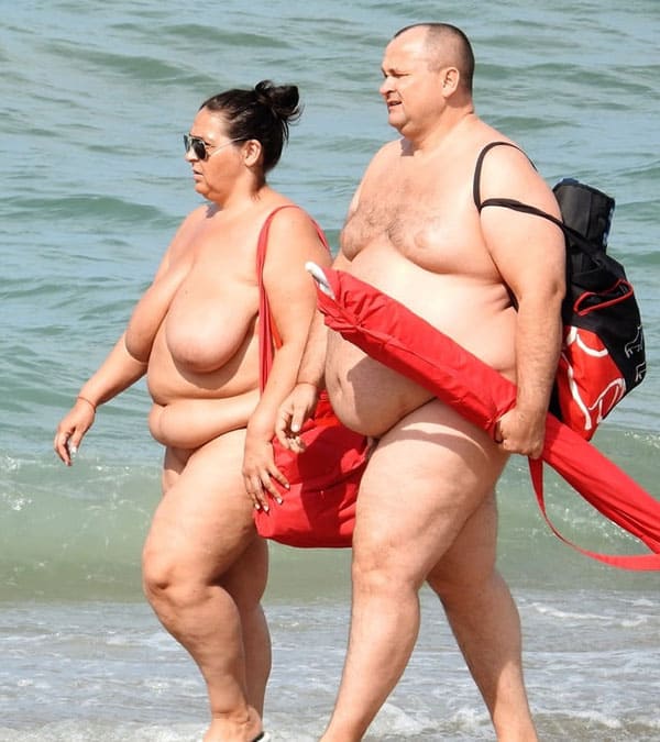 Жирная баба с мужем отдыхают на нудистском пляже 1 фото