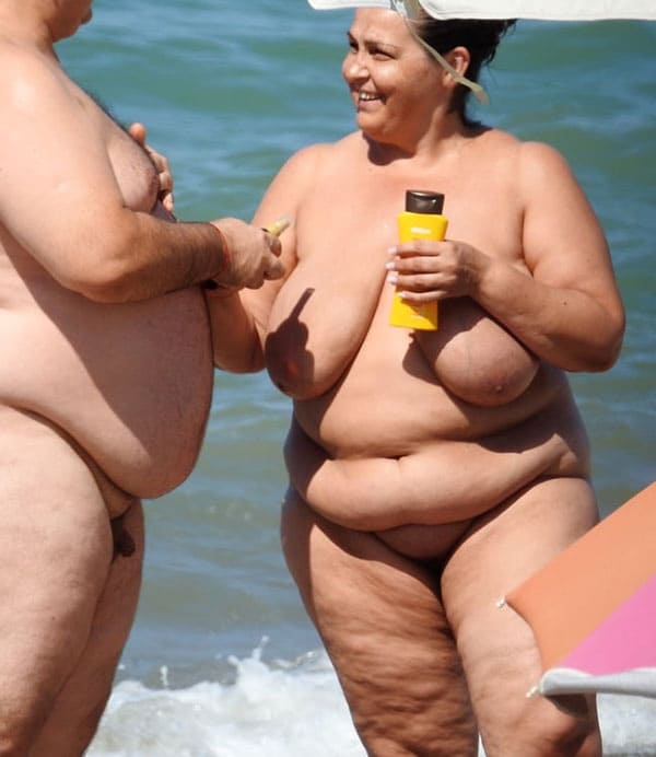 Жирная баба с мужем отдыхают на нудистском пляже 10 фото